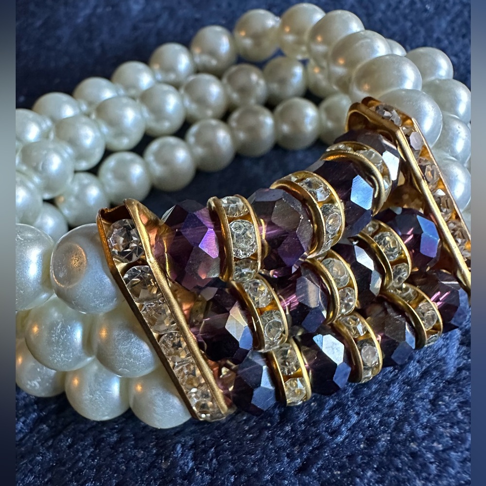 Beautiful faux pearl bracelet with purple hue jewels Stylish and timeless. - Picture 1 of 6